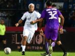 Ronaldinho beraksi di Stadion Kanjuruhan (Tribunnews.com)