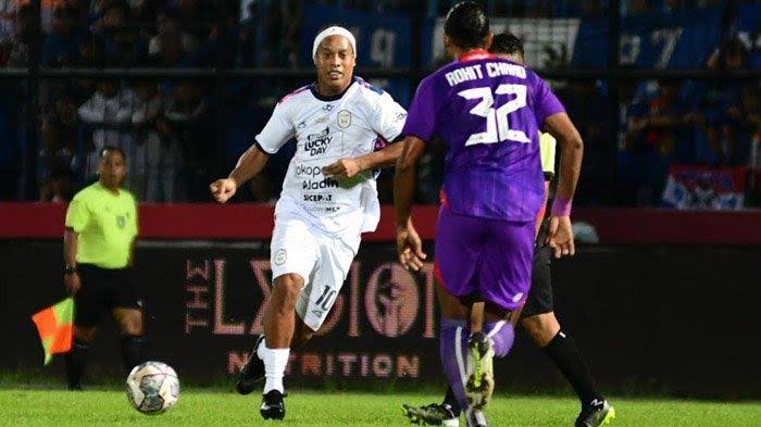Ronaldinho beraksi di Stadion Kanjuruhan (Tribunnews.com)