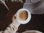 pexels-ioana-motoc-7810120 Ini adalah kisah tentang wanita yang merindukan aroma kopi, wanita yang selalu menghirup wangi kopi, baik di pagi dan sore hari.