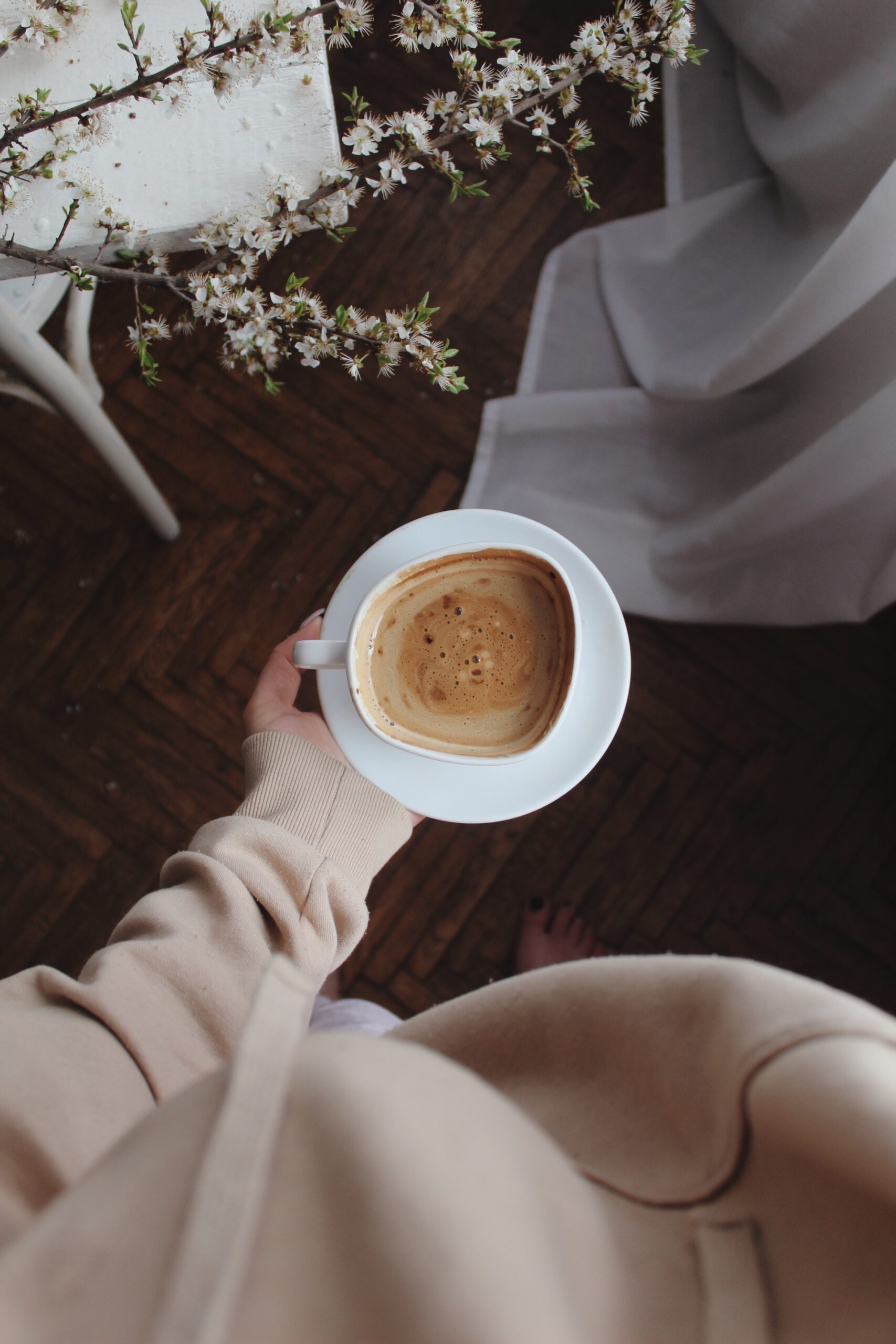 Ini adalah kisah tentang wanita yang merindukan aroma kopi, wanita yang selalu menghirup wangi kopi, baik di pagi dan sore hari.