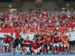 timnas-garuda-berfoto-bersama-tki-di-kuwait