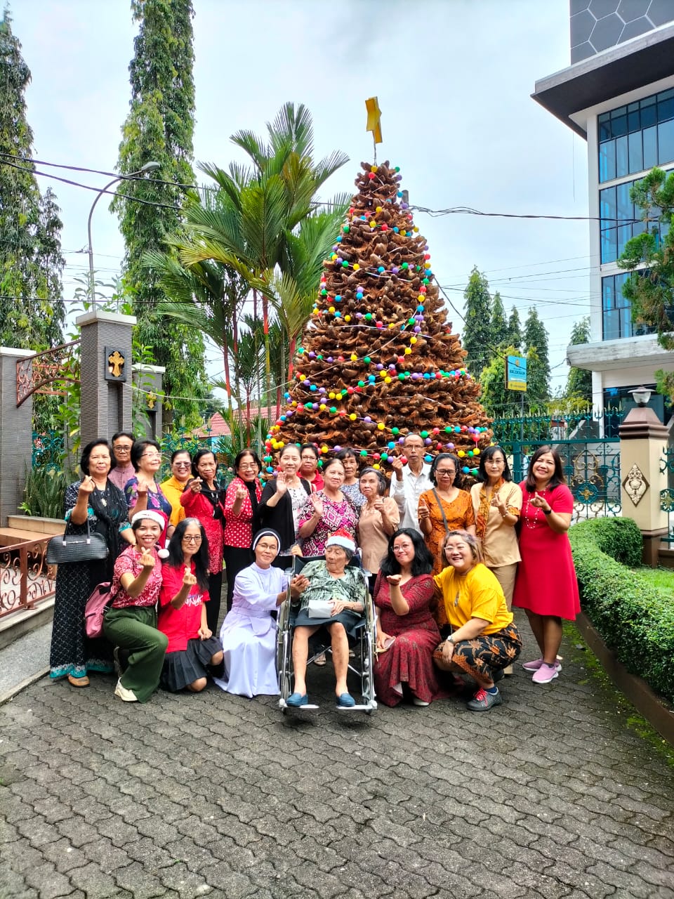 Mbak Vonny, ketua lingkungan St Agustinus, PAroki Katedral Kristus Raja Purwokerto bersama warga lansia di halaman Katedral Kristus Raja