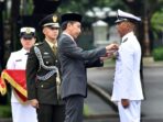 ( Presiden Jokowi menganugerahkan tanda kehormatan kepada prajurit TNI AL pada Upacara Peringatan Ke-77 Hari TNI, Foto : Humas Setkab)