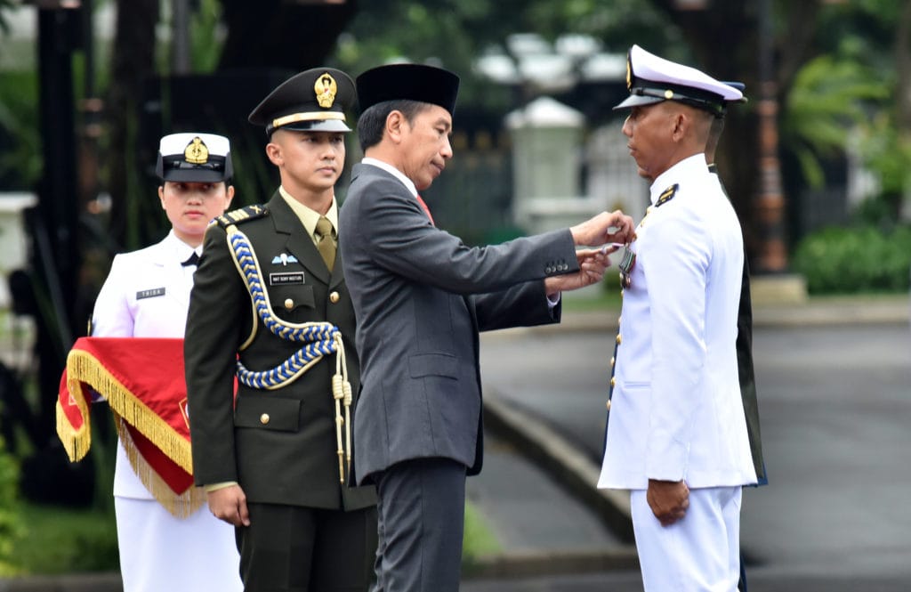 ( Presiden Jokowi menganugerahkan tanda kehormatan kepada prajurit TNI AL pada Upacara Peringatan Ke-77 Hari TNI, Foto : Humas Setkab)