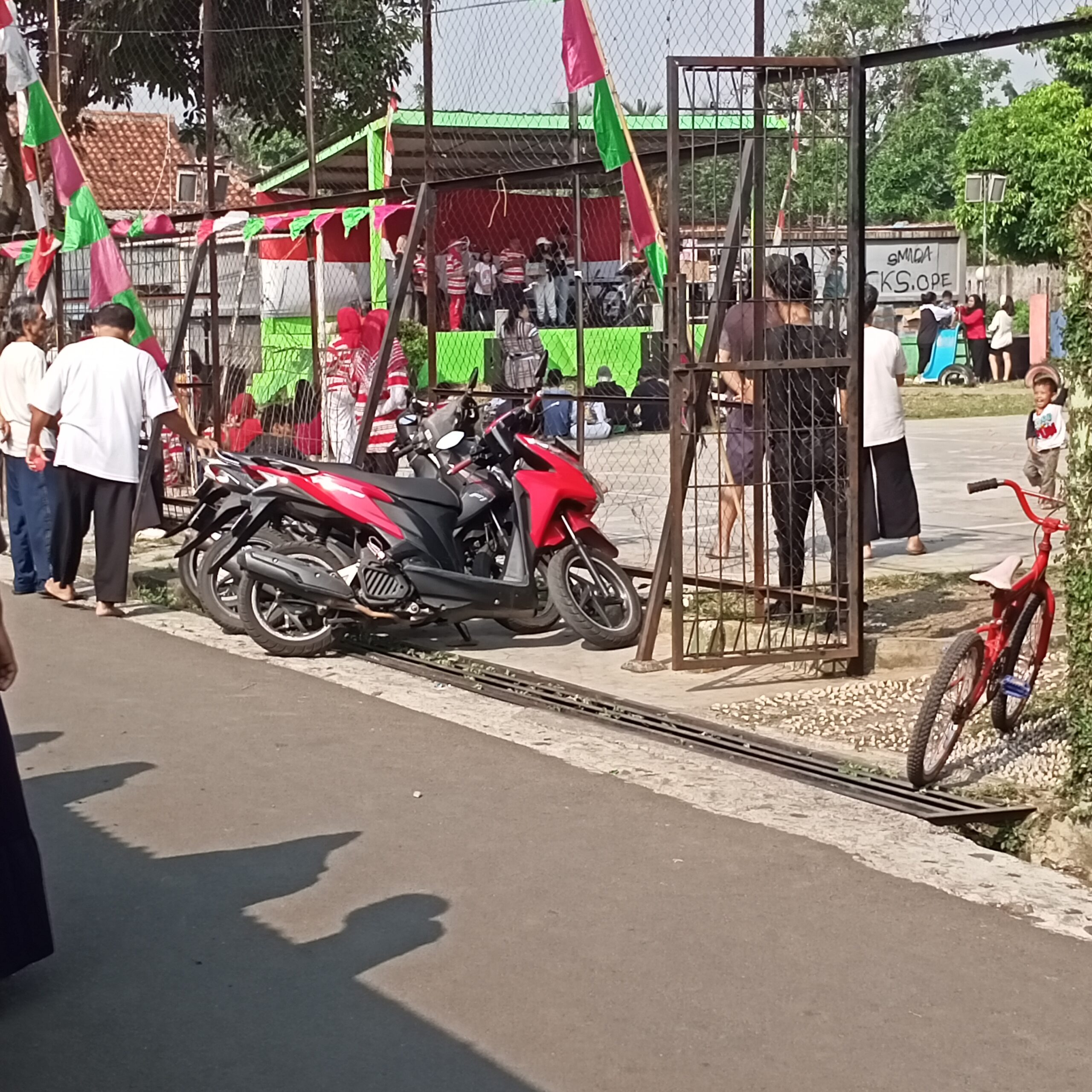 Pertunjukan musik, peserta jalan sehat, dan penonton di Taman Kresola (dokumen pribadi)