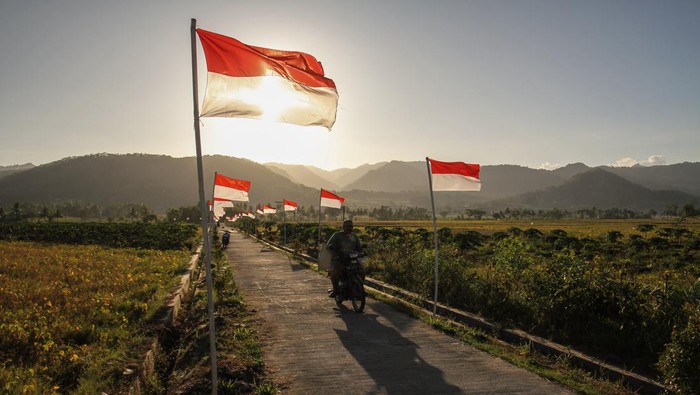 (Bendera Merah Putih di Dusun Pejaten, Jatisarono, Nanggulan, Kulonprogo, DIY, Jumat (11/8/2023). Foto: Antara Foto/Hendra Nurdiyansyah)
