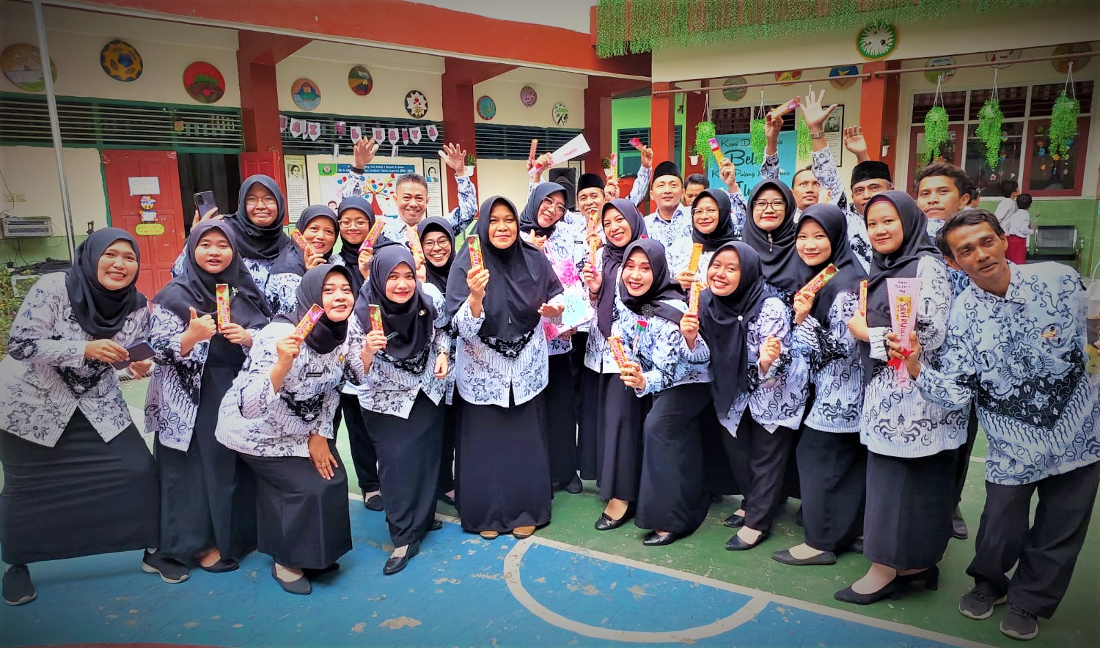Selamat Hari Guru dan HUT PGRI tahun 2023! Hari ini adalah momen yang istimewa untuk menghargai peran penting para guru dalam membentuk masa depan bangsa. Mari kita luangkan waktu untuk mengucapkan terima kasih kepada guru-guru kita yang telah memberikan pengaruh positif dalam hidup kita. Mari kita bersama-sama memperkuat komitmen untuk terus mendukung pendidikan di Indonesia. Terima kasih, para guru, atas dedikasi dan pengabdianmu. Selamat Hari Guru dan HUT PGRI tahun 2023!