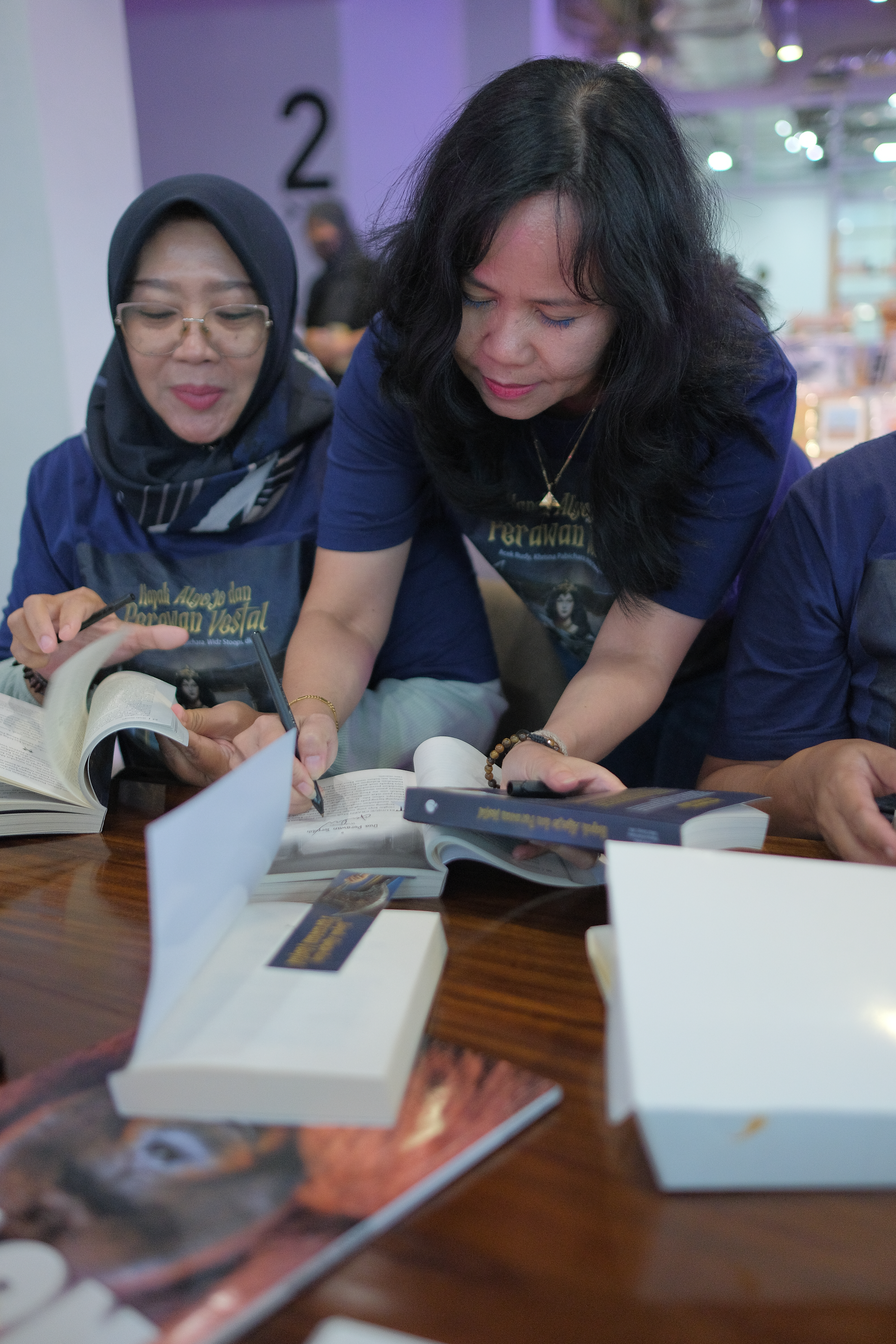 Acara menandatangai buku