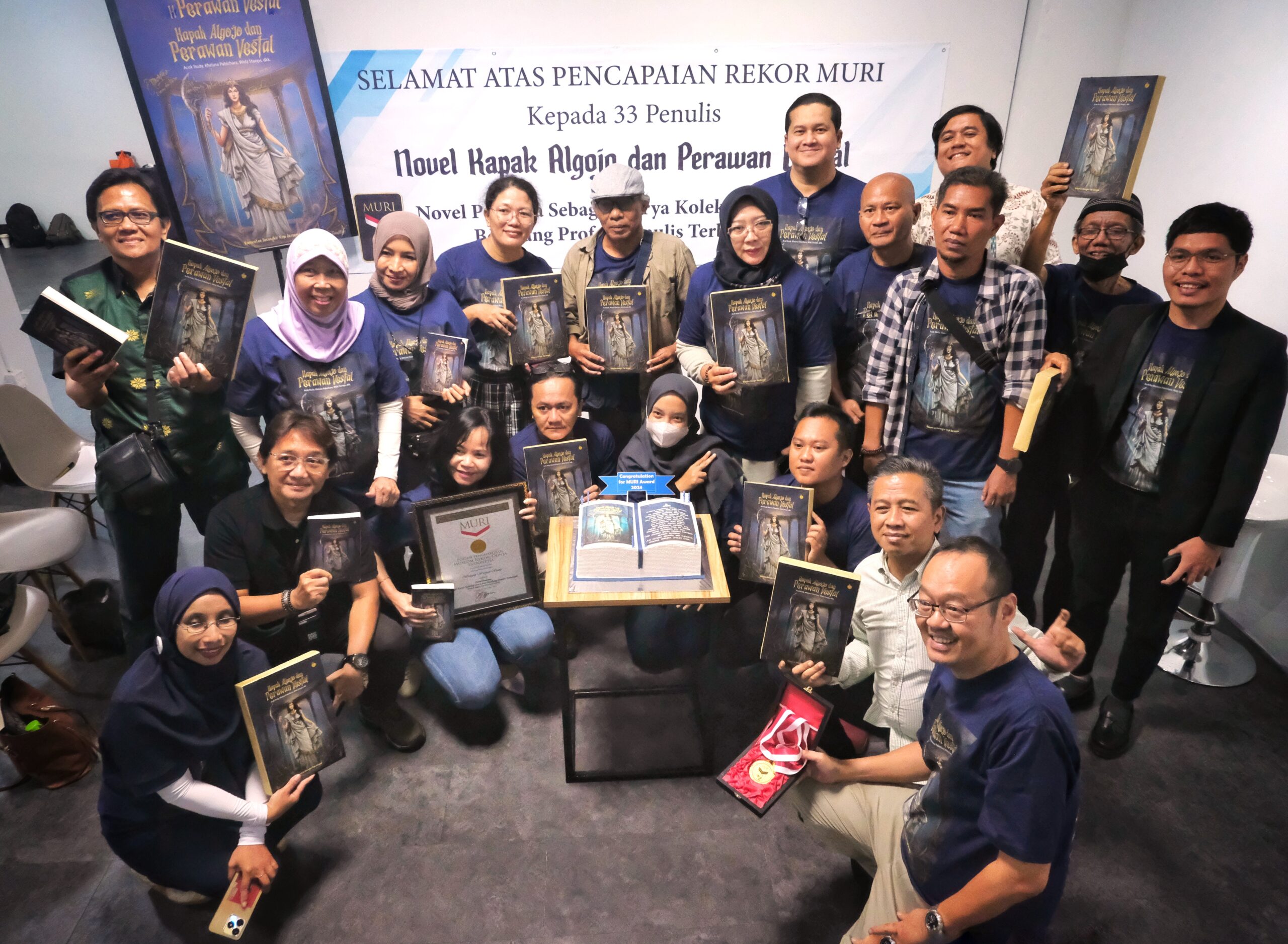 Foto bersama para penulis Novel Kapak Algojo dan Perawan Vestal