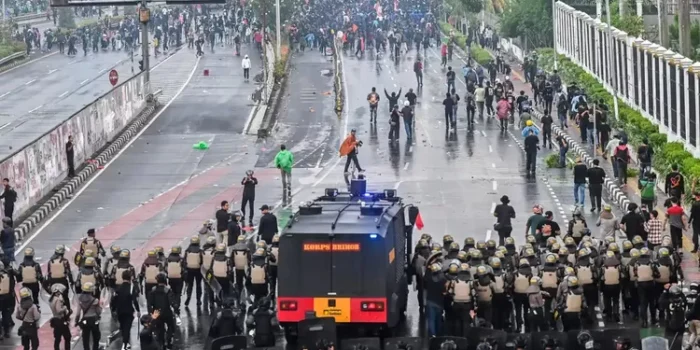 demo-di-dpr-2344264818 Demo 4 September 2025: Penyerahan Simbolis 17+8 Tuntutan Rakyat di DPR (Antara/Rivan Awal Lingga)