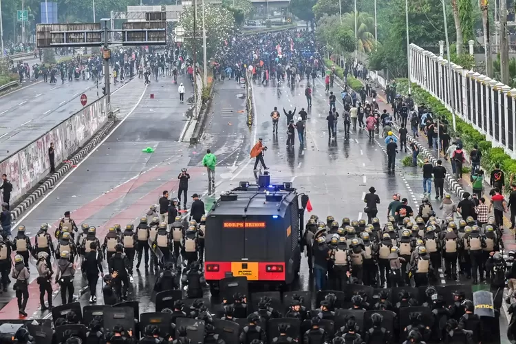 Demo 4 September 2025: Penyerahan Simbolis 17+8 Tuntutan Rakyat di DPR (Antara/Rivan Awal Lingga)
